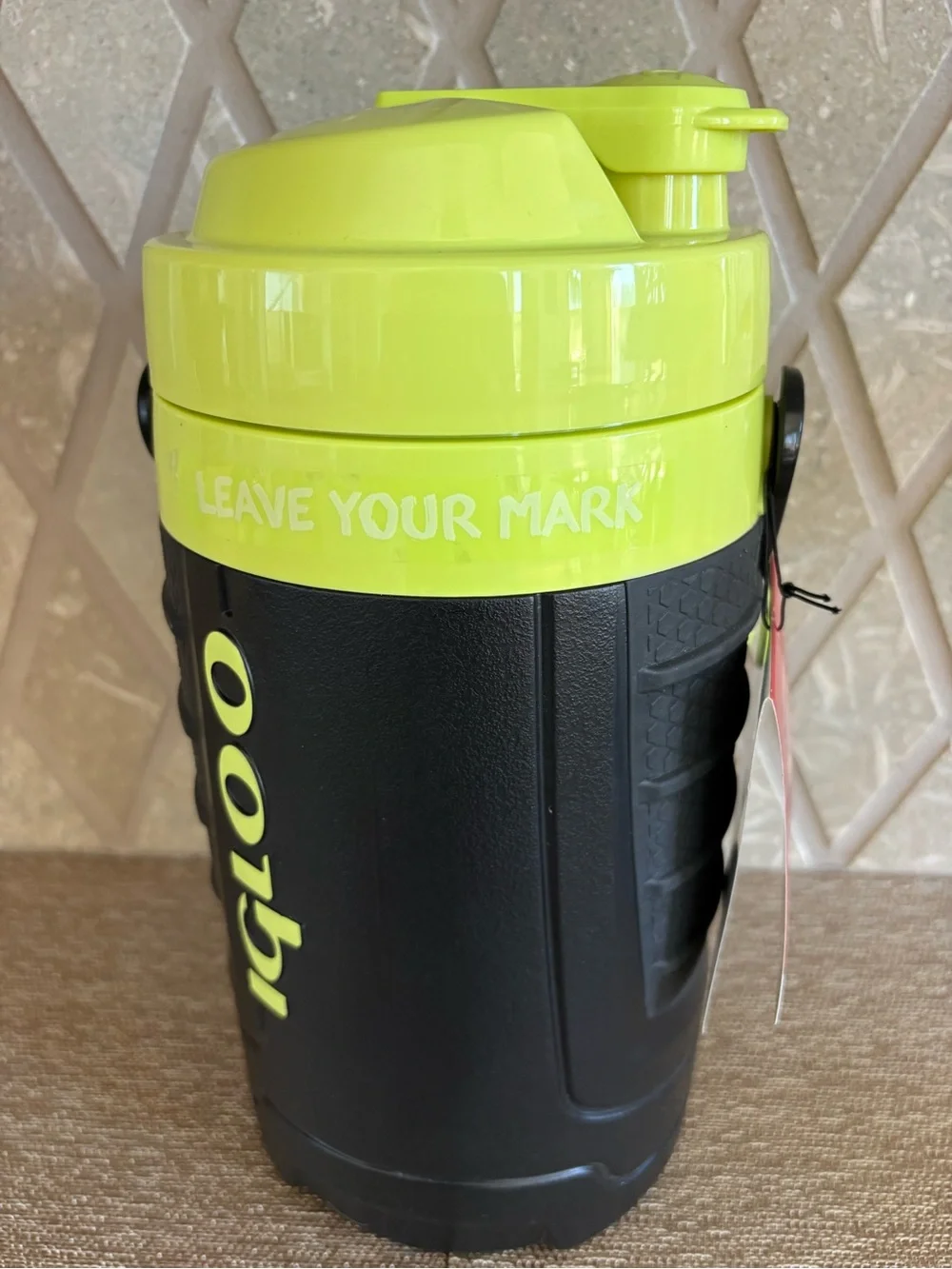 Igloo Proformance 1/2 Gallon Sport Jug With Hooks Black & Yellow 2 Quarts NEW